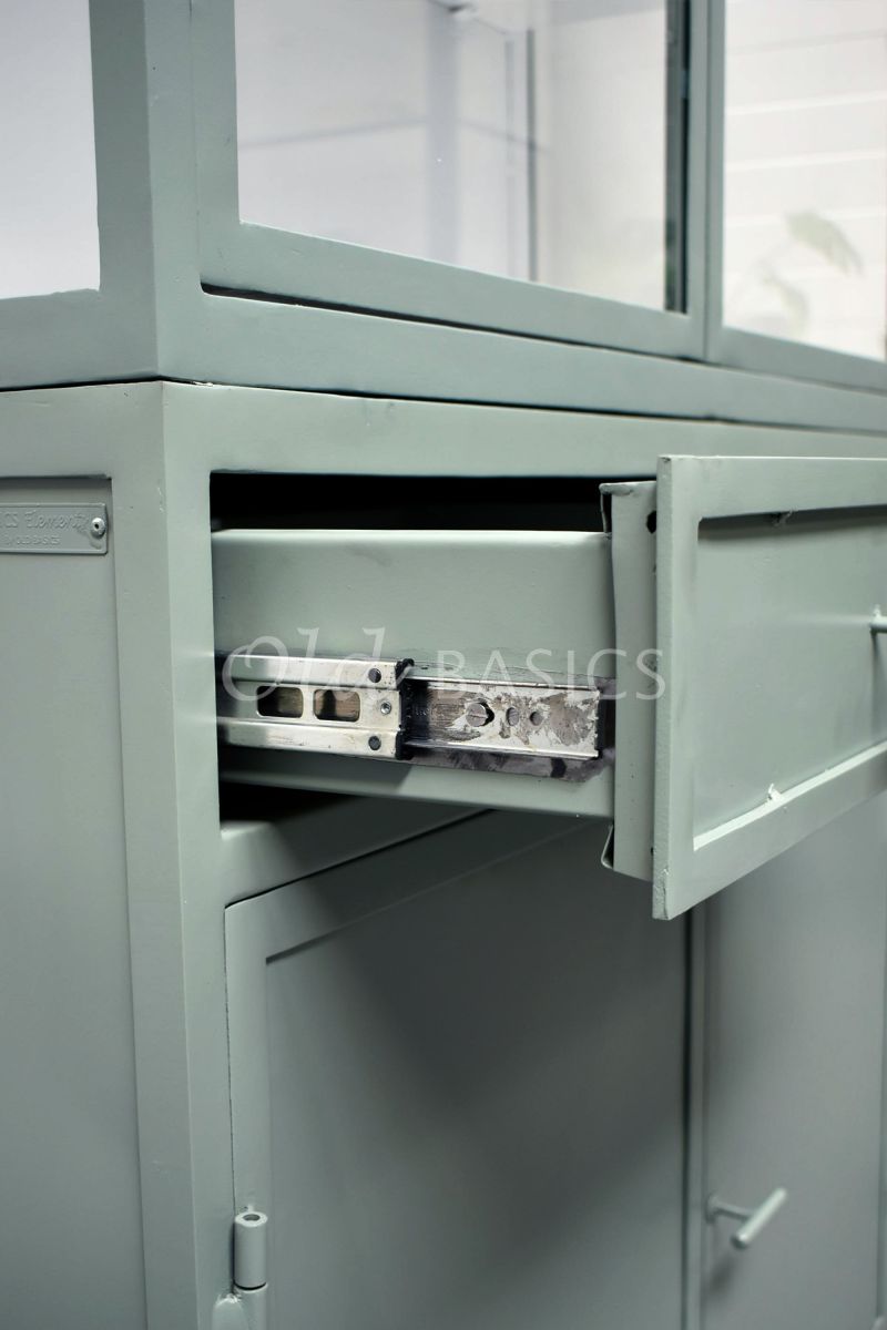 Detail van Apothekerskast Ivar Ladre Lindegroen, groen, grijs, materiaal staal